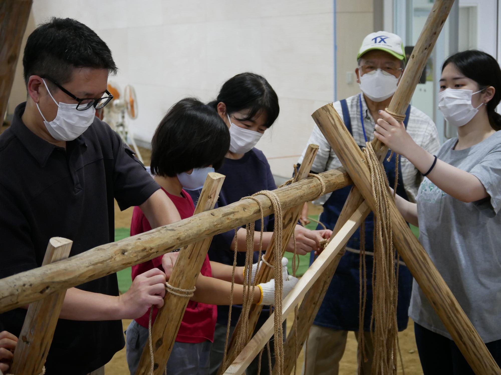 土葺きの下敷き材を結ぶかきね結びの練習