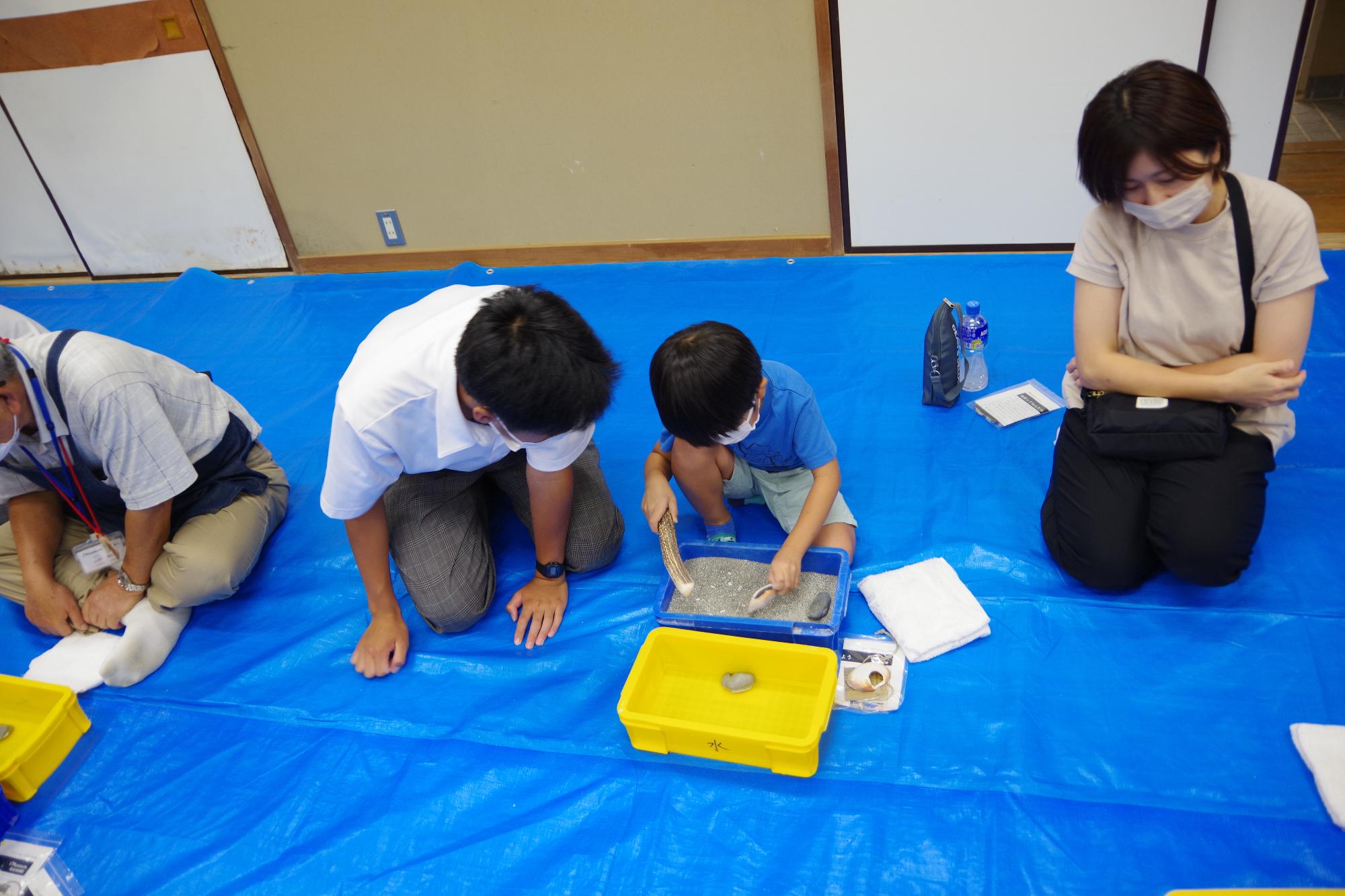 【貝輪づくり】穴が開いてきたね。よし、その調子！