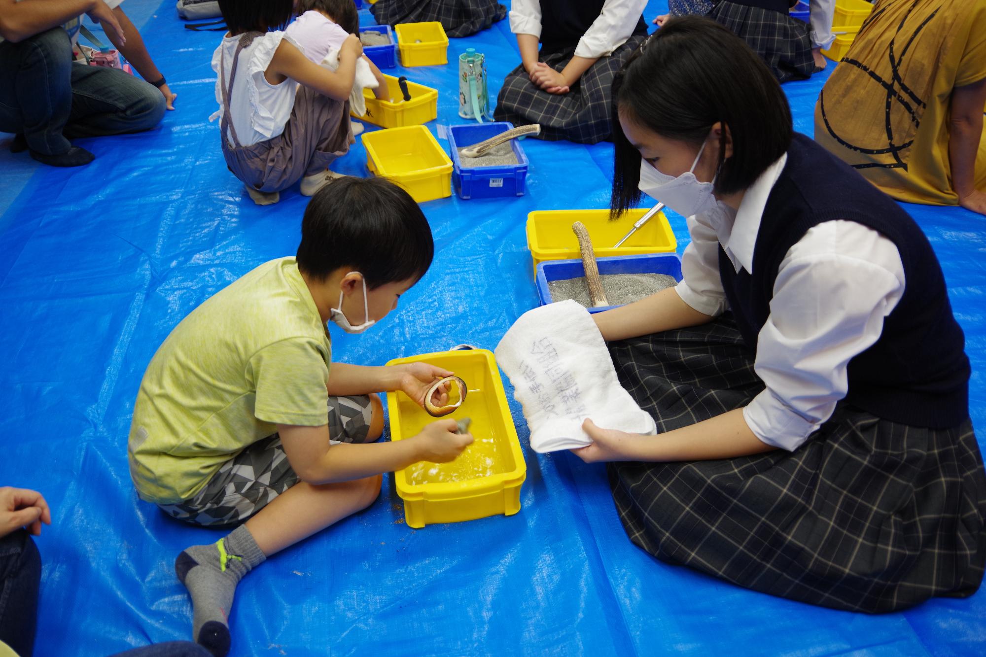 【貝輪づくり】最後の仕上げ！最後に水をふくからね！