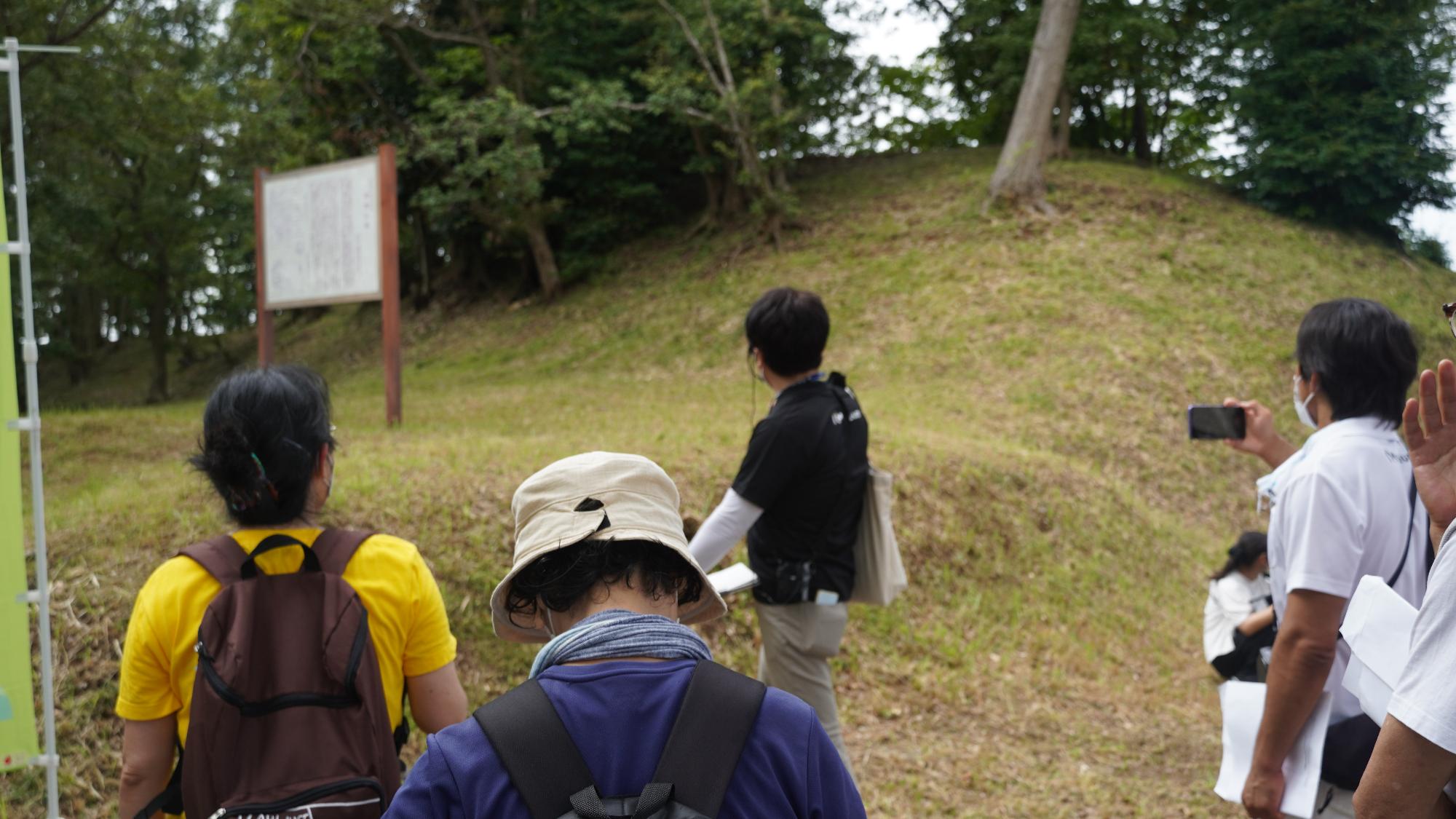 鶴窪古墳にて