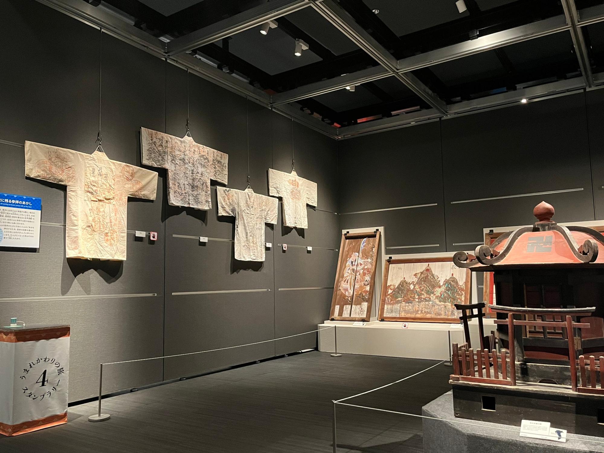 特別展「うまれかわりの旅」展示風景