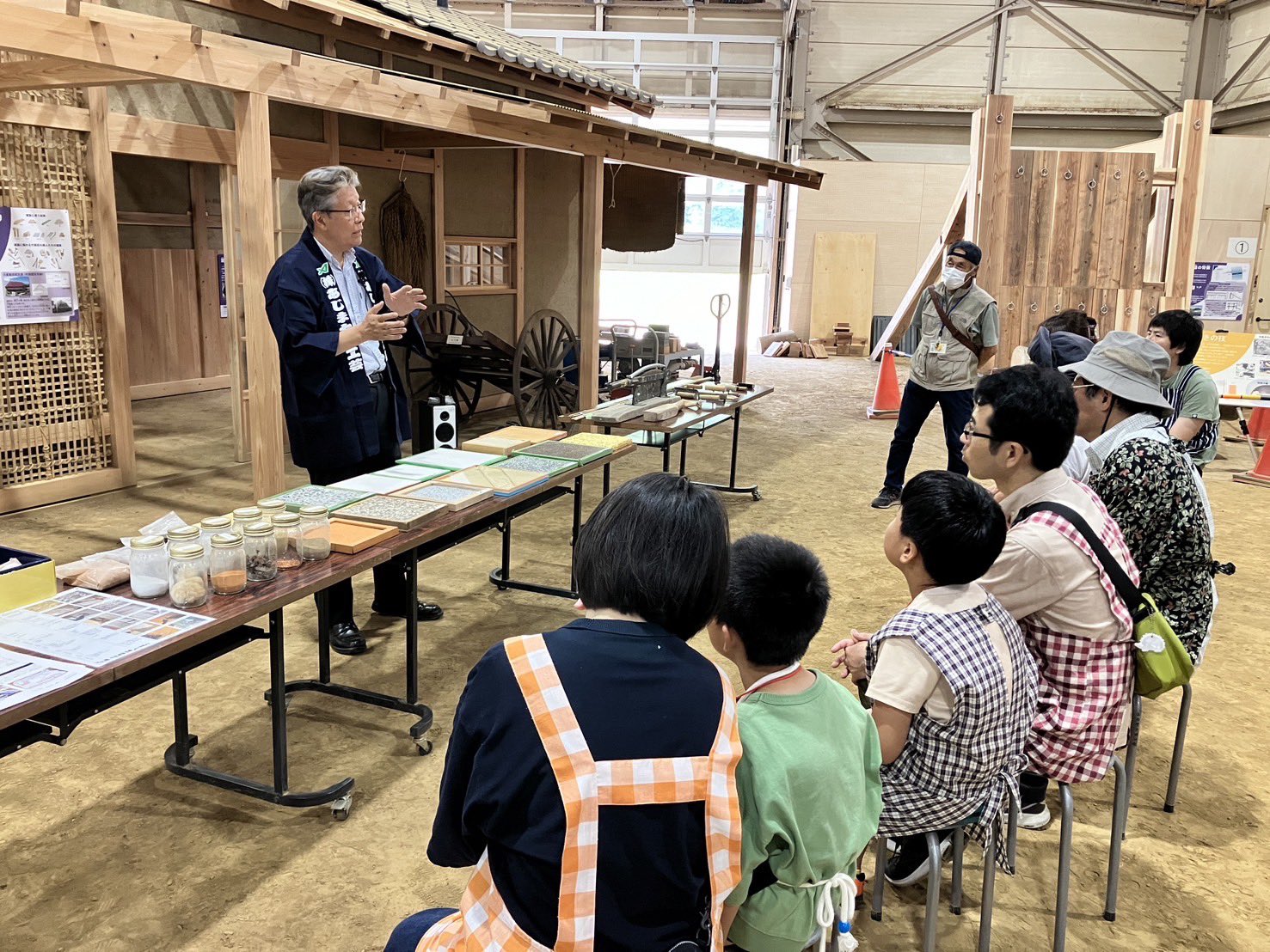 左官の歴史や技術について話をうかがう