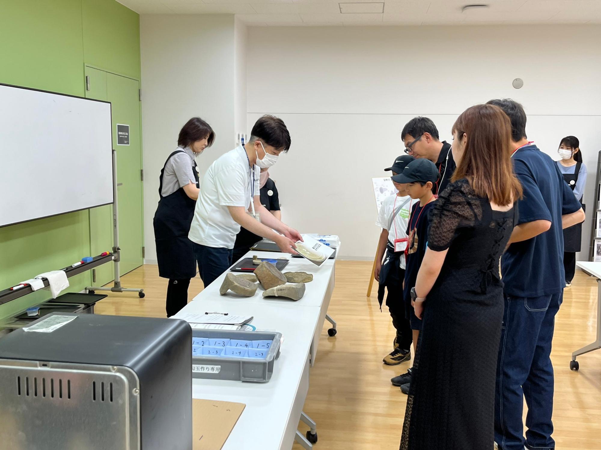 古代瓦のストラップづくりの様子