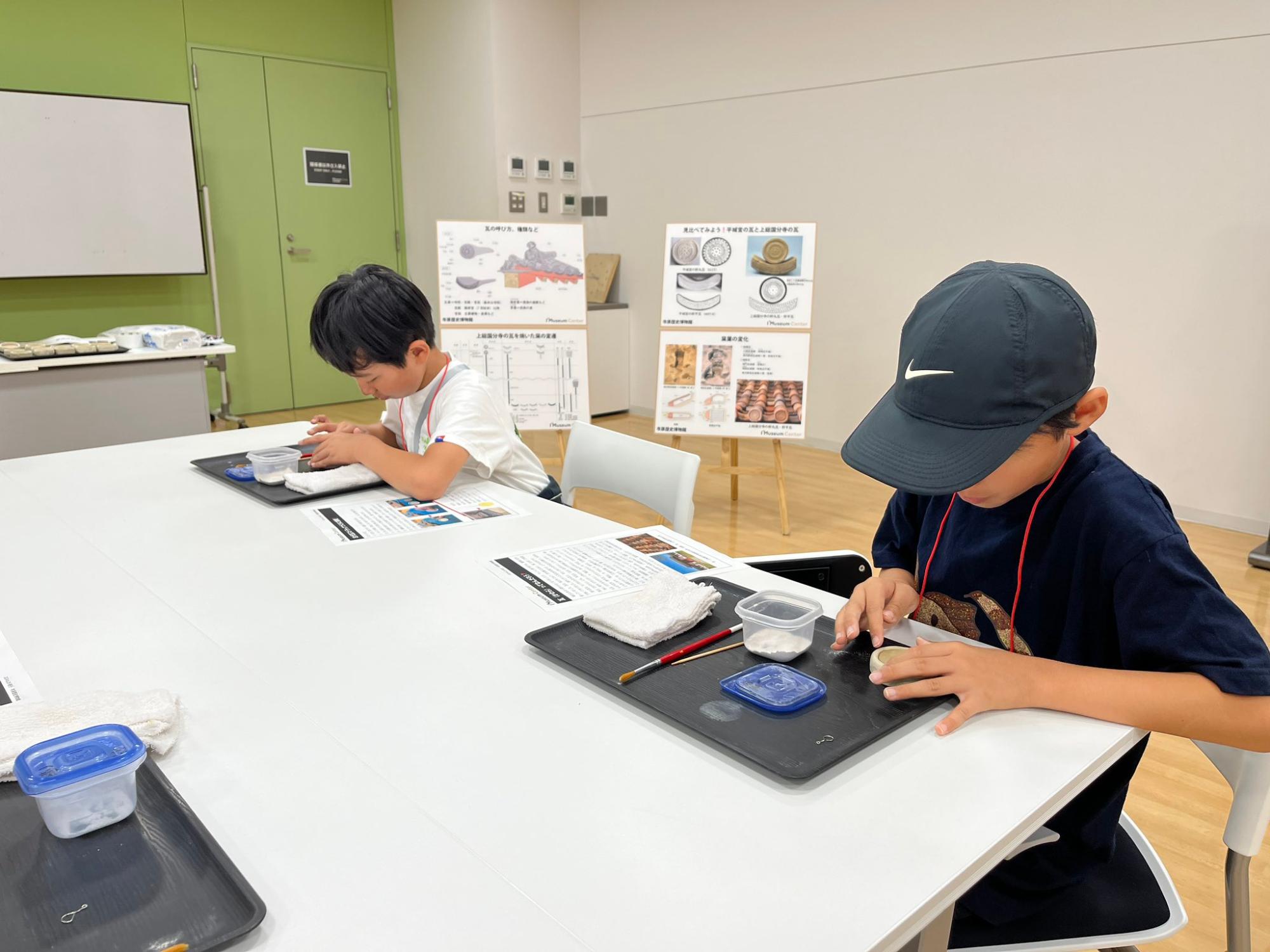 古代瓦のストラップづくりの様子