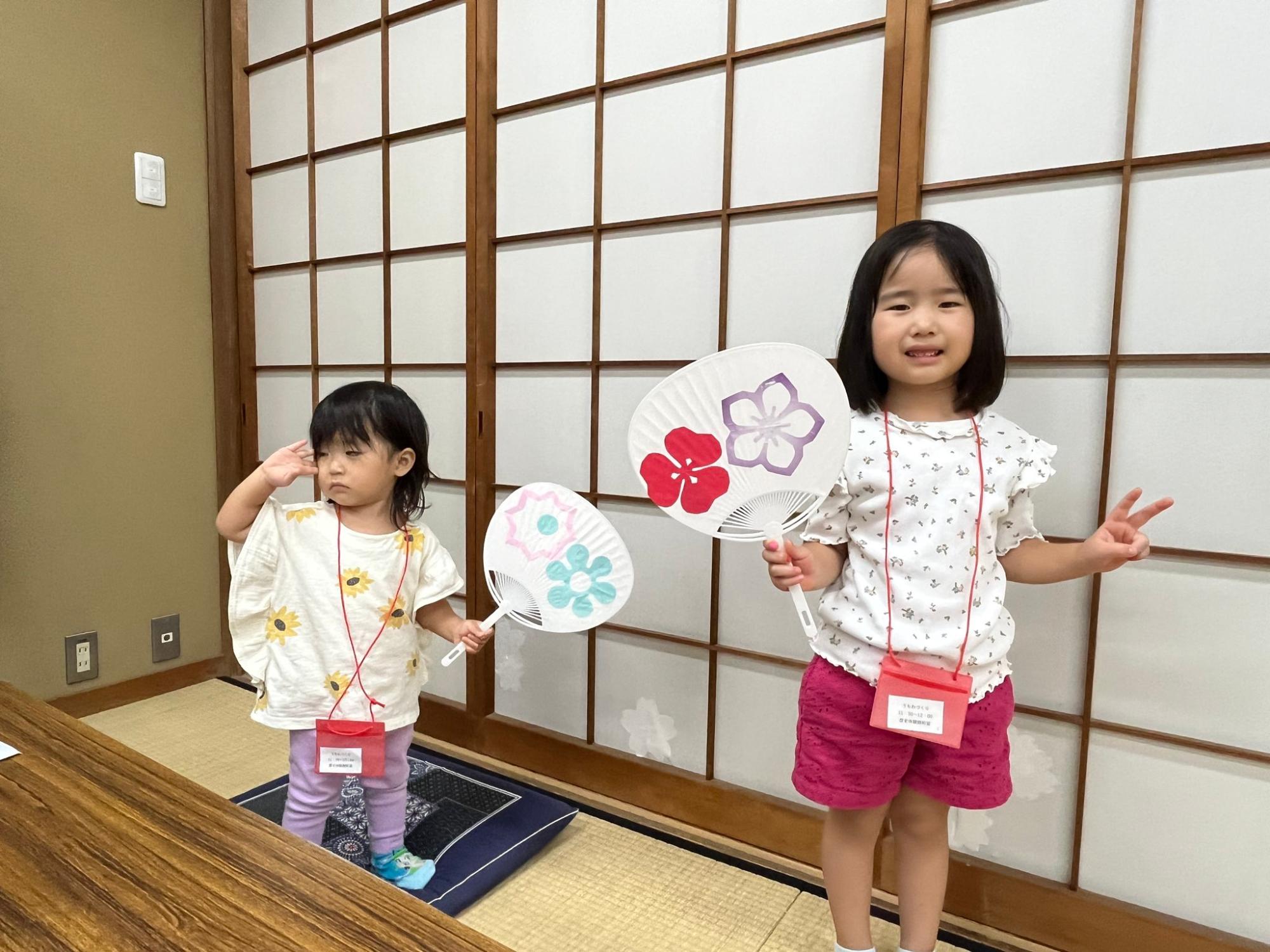 うちわづくりの様子