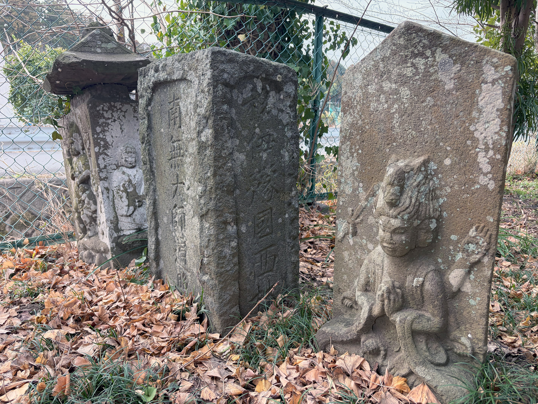 法蓮寺山門脇の石造物