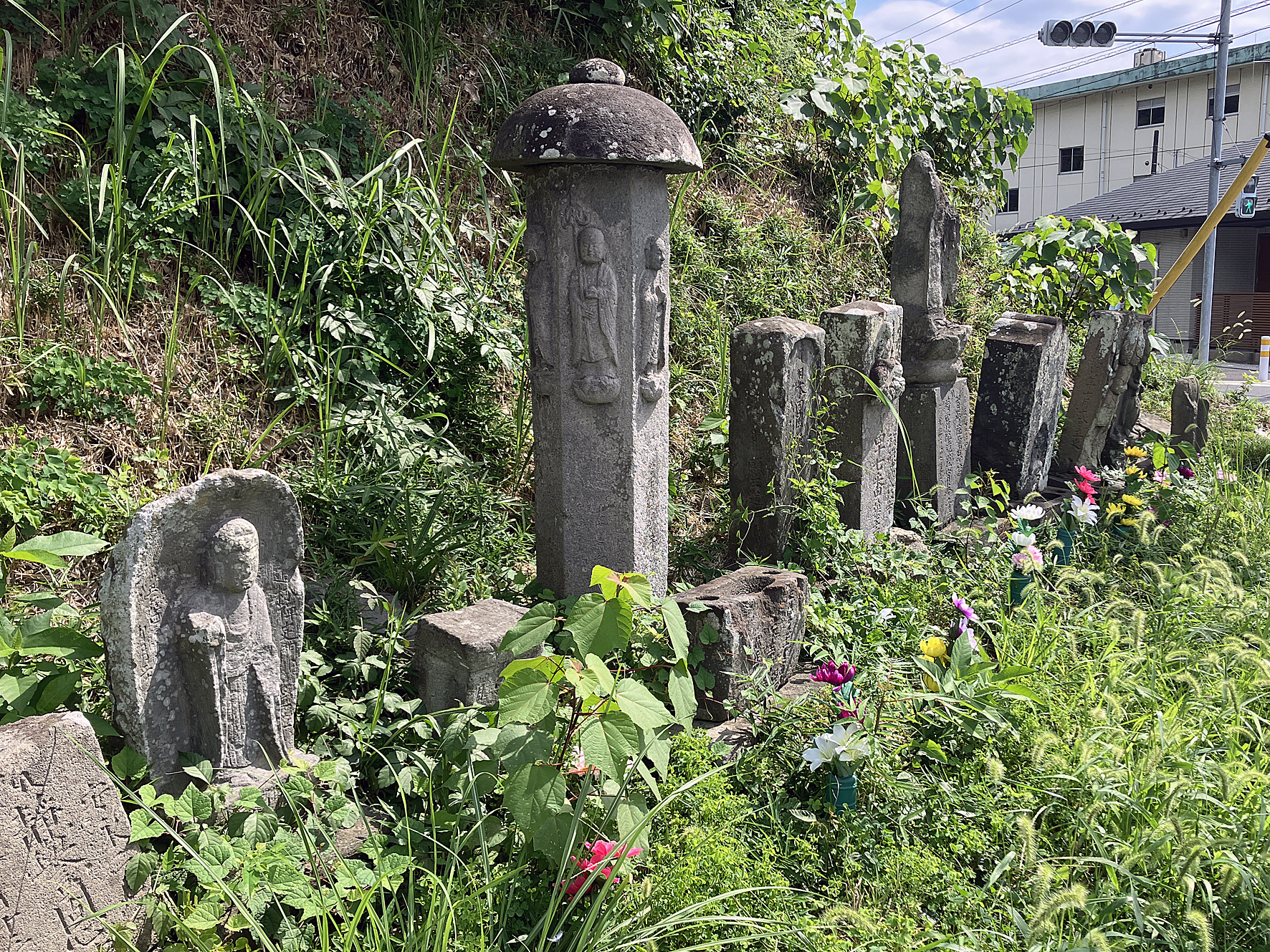 薬王寺入口の石造物群