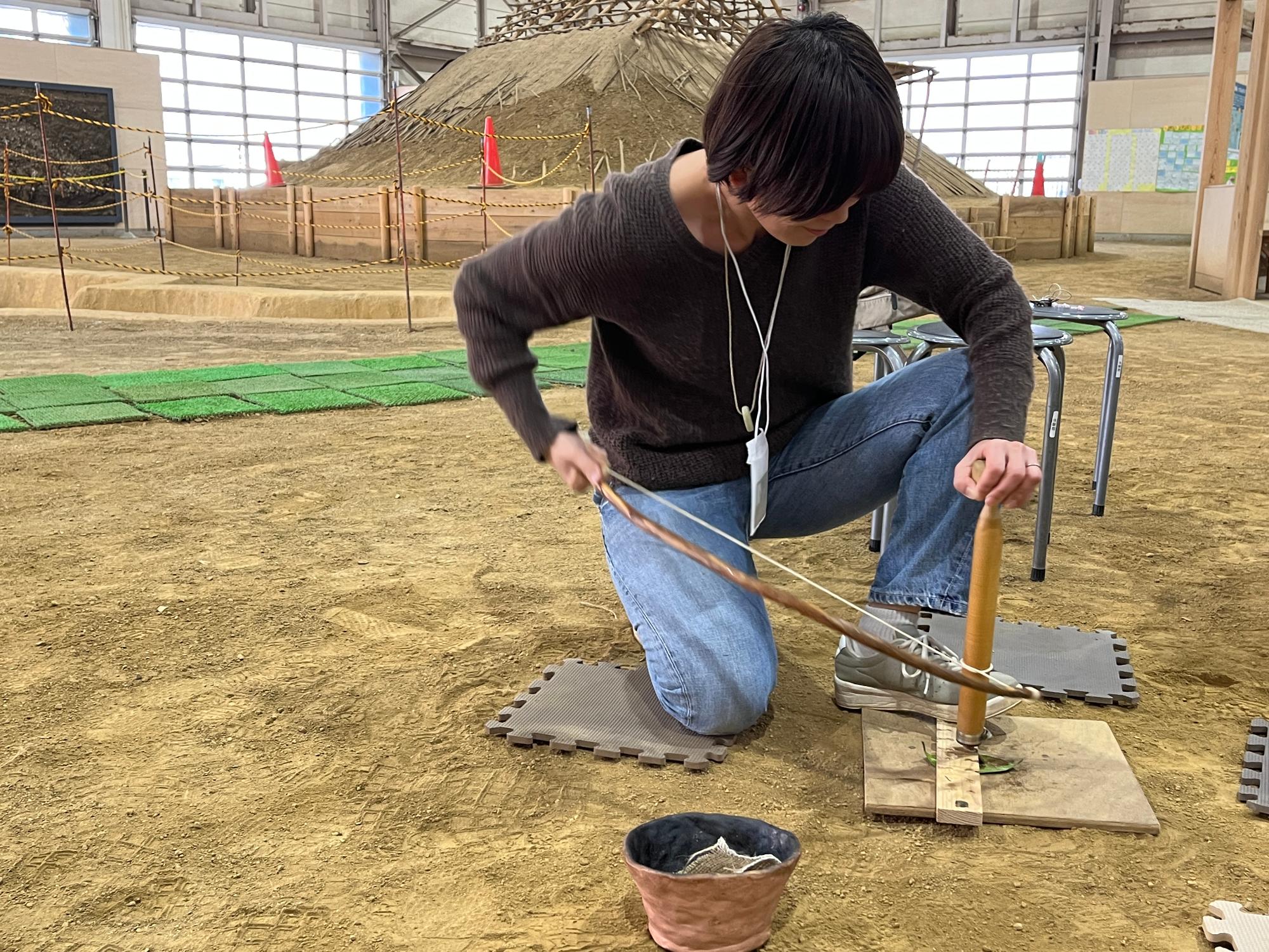 火起こしをしている写真