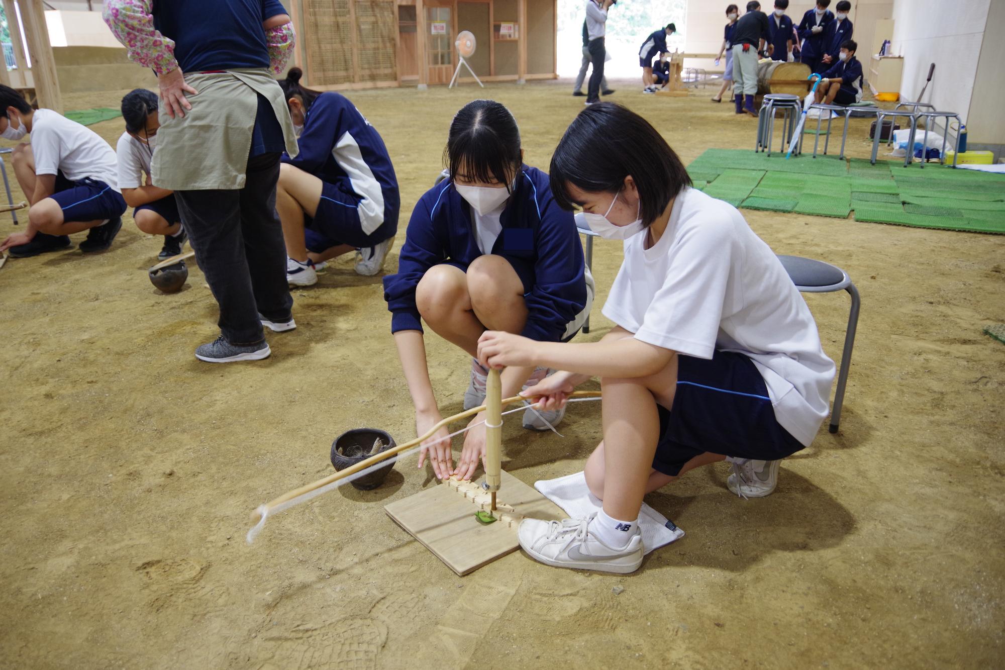 弓切り式の火起こし体験