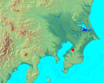 広域の地形を示した画像。東京湾の東側に房総半島があり、東京湾東岸の赤い点で市原市の位置を示している。