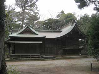 本殿と拝殿が繋がり、双(ならび)堂になっている権現造の飽富神社（袖ヶ浦市飯富）の外観写真