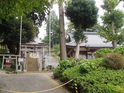左に妙見神社、右に妙見寺があり、鳥居がならんでいる写真