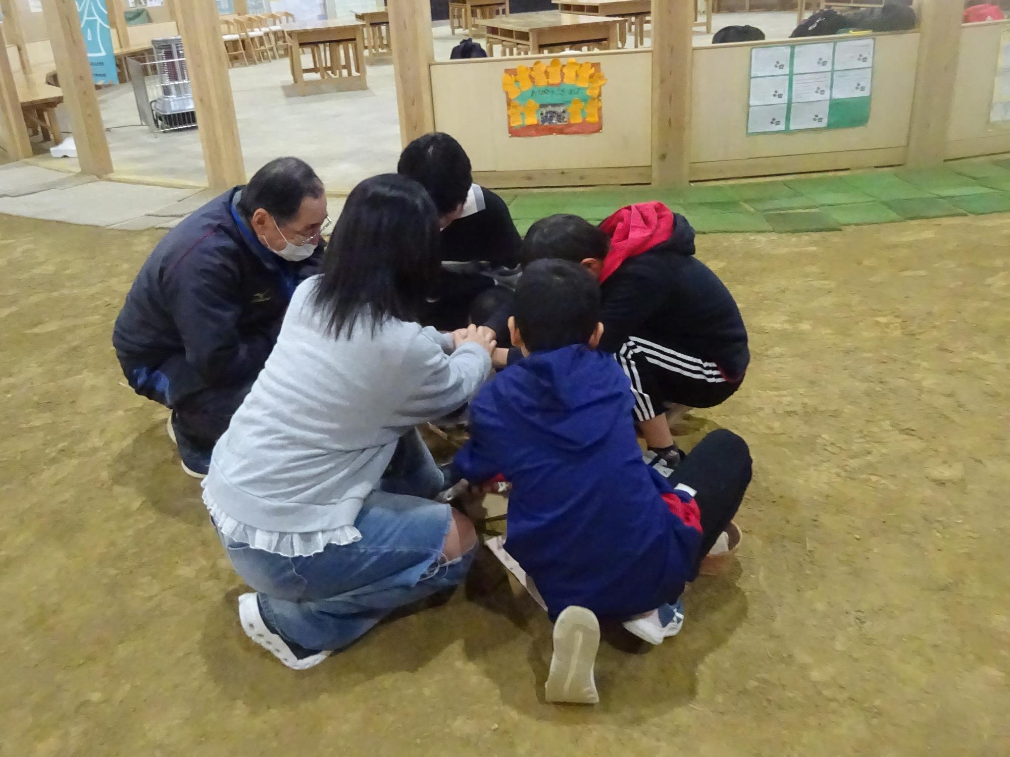 弓切り式火起こしの様子