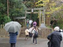 姉崎神社の鳥居と鳥居を訪れる人々を映した写真