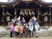 姉崎神社を参拝した後でフィールドワーク参加者との記念撮影を行った写真