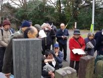 光善寺付近の石造物群を見ているフィールドワーク参加者男女が映っている写真