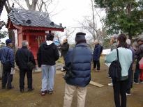 阿須波神社をフィールドワークで訪れている男女が映っている写真