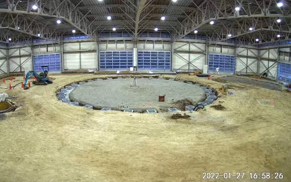 館内中央にある工事途中の大きな円形のものづくり体験コーナー全体を写した写真