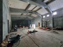 壁や天井の一部がコンクリートで施されている、展示室内の工事途中の様子の写真