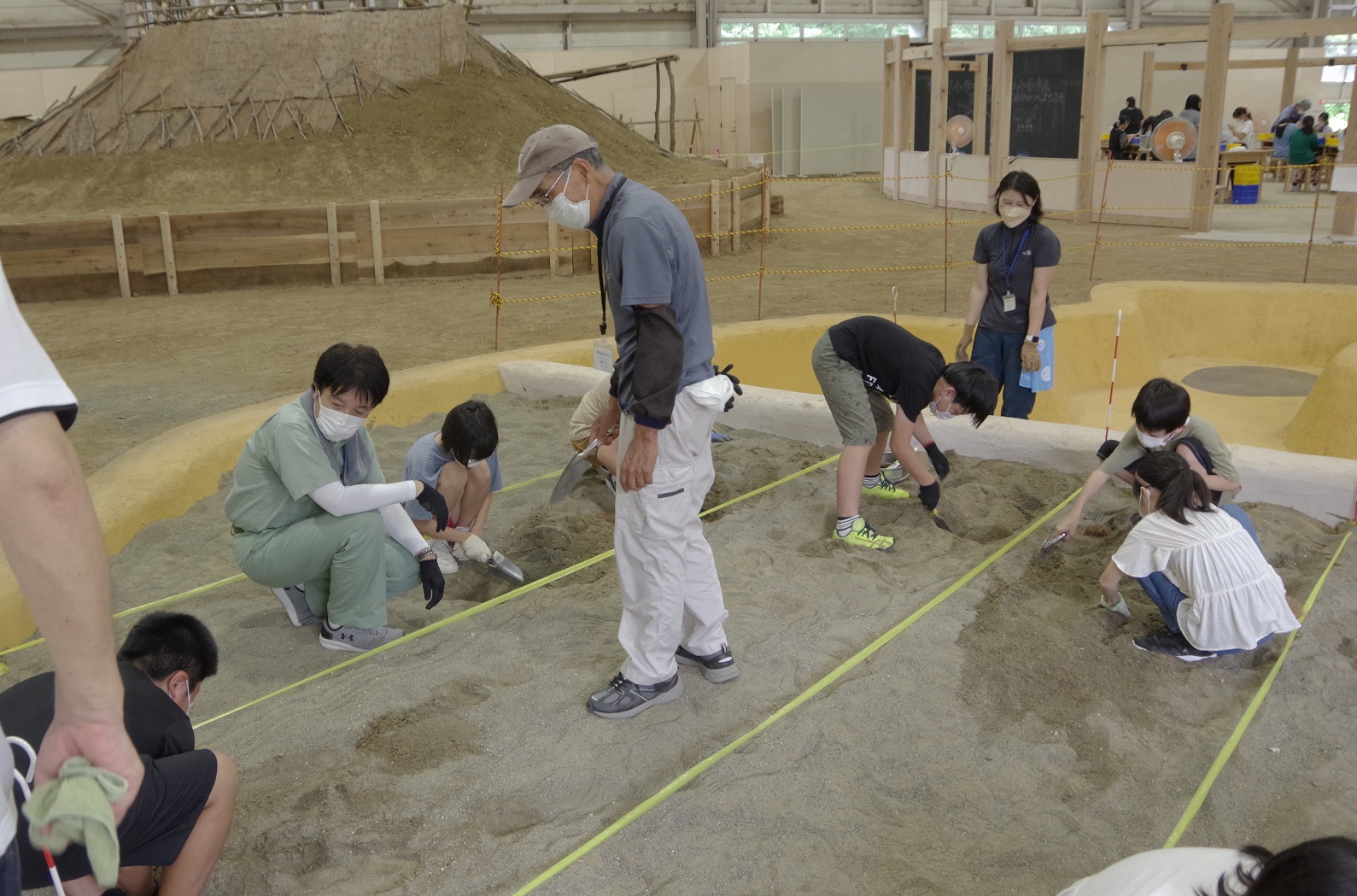 牧園小学校発掘体験の様子