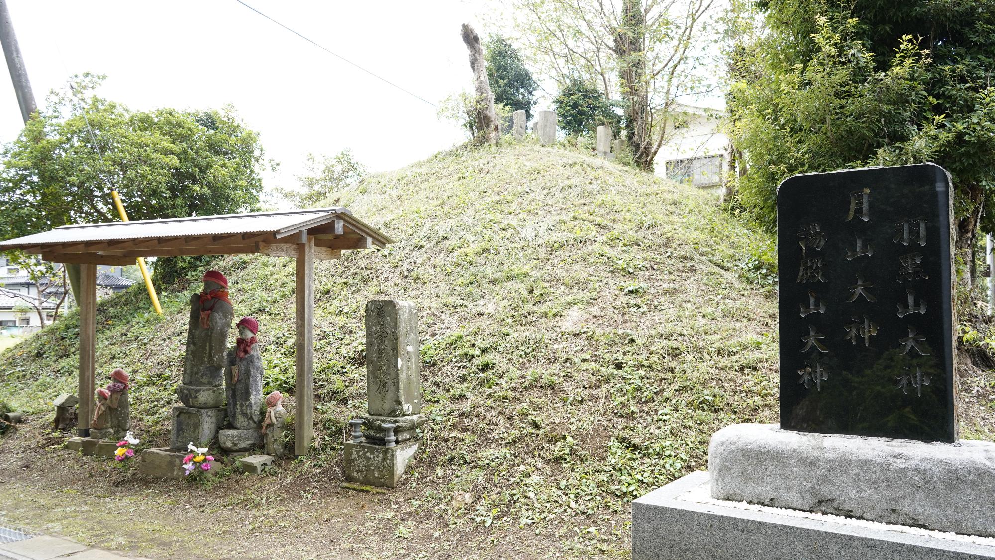 田淵三山供養塚と石造物群の写真