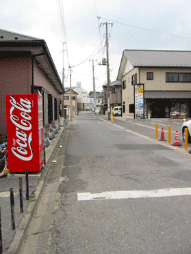 昔は姉崎神社へとつながっていた、住宅街の中を通る行き止まりの道路の写真