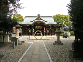 石で出来た参道の先に、両脇に木々がある姉崎神社がうつる写真