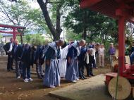 多くの人が阿須波神社での祈願を行っている写真
