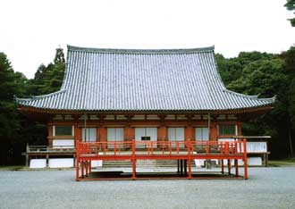 そびえるような急勾配の入母屋屋根の醍醐寺金堂（国宝）の写真