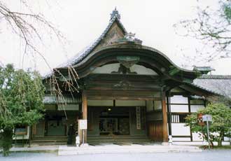 木造の柱と梁が見え、古く趣のある醍醐寺三宝院の玄関を正面から写した写真