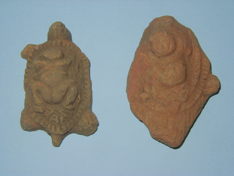 左側に右手のない亀の形、右側に浦島太郎の形をした泥めんこが写っている写真