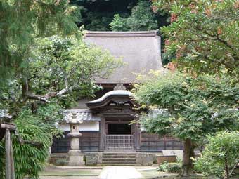 中央に門があり、塀に囲まれた中にある円覚寺舎利殿（国宝）の写真