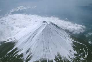 雪に覆われている富士火山の上空からの写真