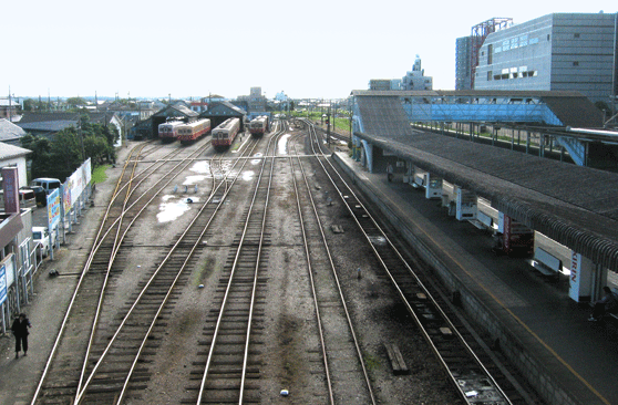 プラットホームや4両の鉄道車両を上から写した写真