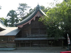 木々に囲まれた大宮神社の本殿を横から撮影した写真