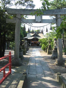 鳥居から続く参道の奥に鎮座している大宮神社の拝殿の写真
