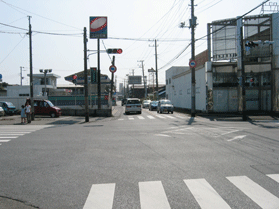 信号機や横断歩道がある大きな十字路を五井方面に向かって写した写真
