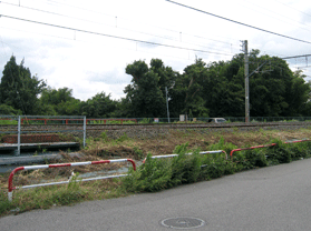 アーチ車止めが設置され、左手奥にはJR線路がある写真