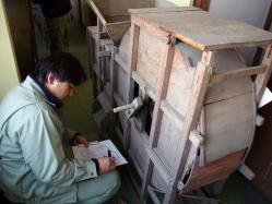 君津市が所蔵する「上総唐箕」を調査している男性の写真