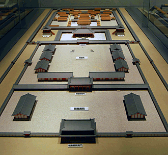 後期難波宮内裏の模型を上から写した写真。