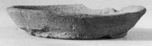 皿の上は少し欠け、底面もいくつか削れている、宮山遺跡で発見されたカワラケの白黒写真