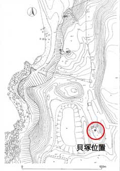 伊豆大島が等高線で書かれた地図で貝塚の位置を赤丸で記した地図