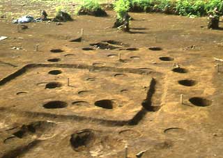 四角く掘った溝の中と外にそれぞれ小さい丸い穴がいくつも彫られている跡の写真