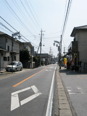 片側1車線の通りで、車道の両側に住宅が立ち並んでいる通りの写真