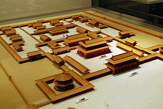 前期難波宮内裏の模型を上から写した写真。