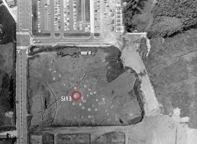 南中台遺跡を真上から撮影した赤丸竪穴住居跡SI13を赤丸で囲んだ白黒写真