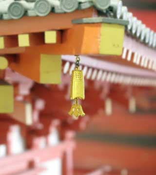 赤や黄色が使われた上総国分僧寺七重塔の1/20の模型に下がった風鐸模型の写真