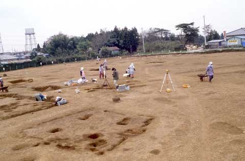 手前にC1-7号竪穴建物跡の写るC1地区の調査をしている写真