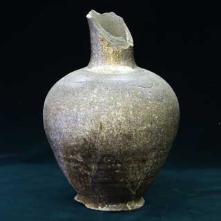 灰釉長頸瓶（8世紀後半）の写真