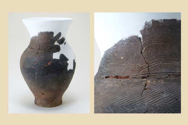 全体的に茶色く上部は白くなっていて、洋梨型をしており、南中台遺跡で出土した弥生土器の北関東二軒屋式土器の全身写真（左側）と上部拡大写真（右側）の一枚写真